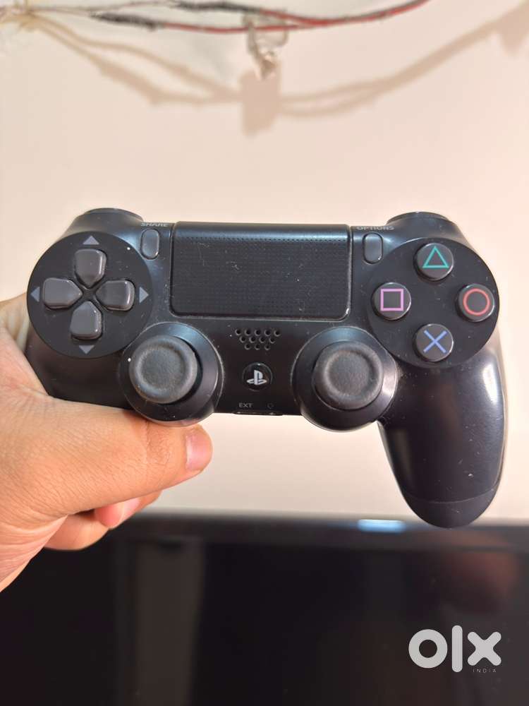 Play station 4 scrathless condition barely used