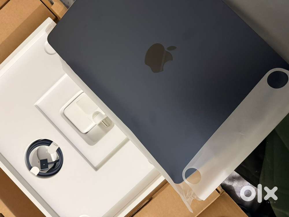 MACBOOK M4 chip 16/512 GB