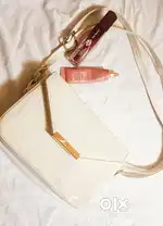 Elegant white bag- must have wardrobe staple!