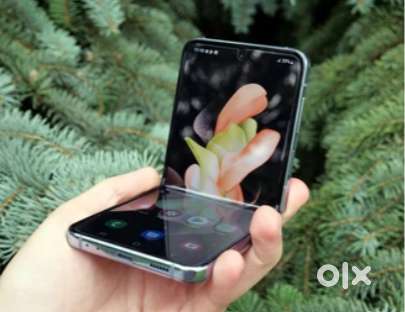 Galaxy Z Flip 4 – Like New with Original Leather Cas