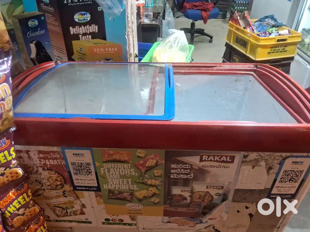Ice freezer with wheel stand