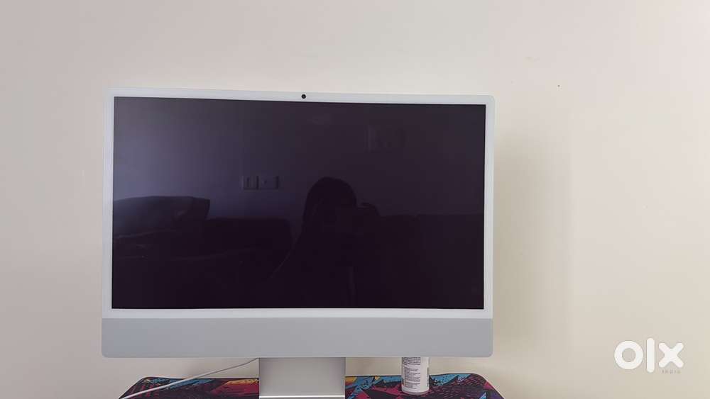 I Mac 24 inch silver 8 CCPU 8 CGPU 16gb ram 256 GB