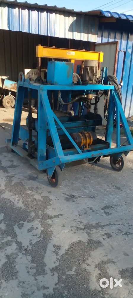 Hallow block machine