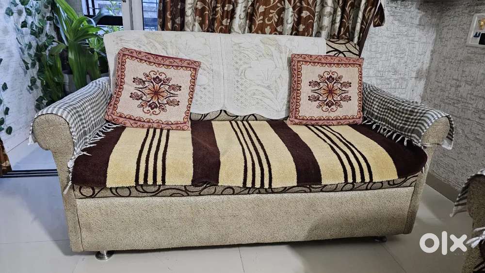 Sofa and tv table selling