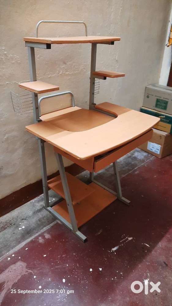 Good Condition compuer table