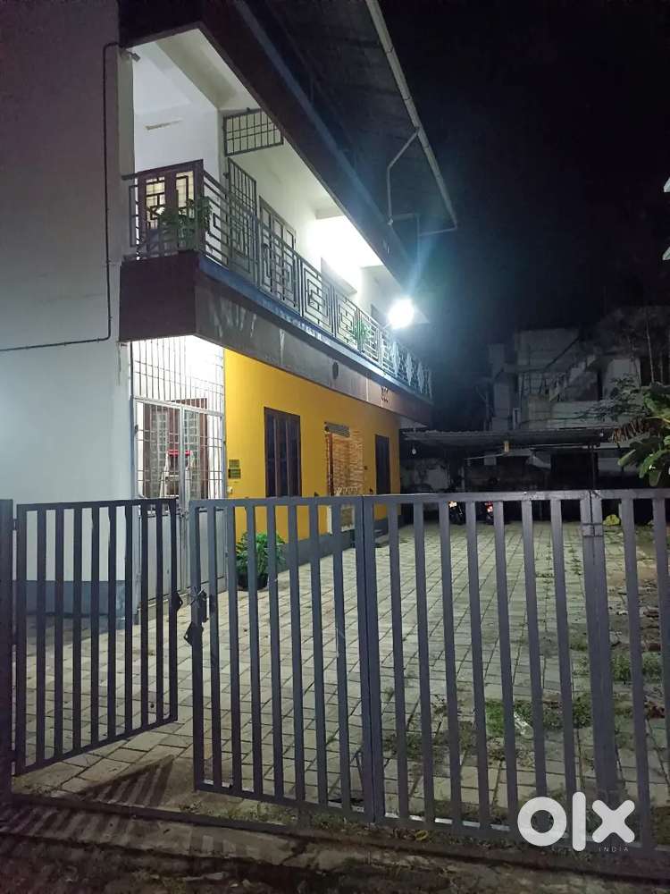 House for bachelors 4 beds , bathroom, kitchen,cooking Gas with Stove.