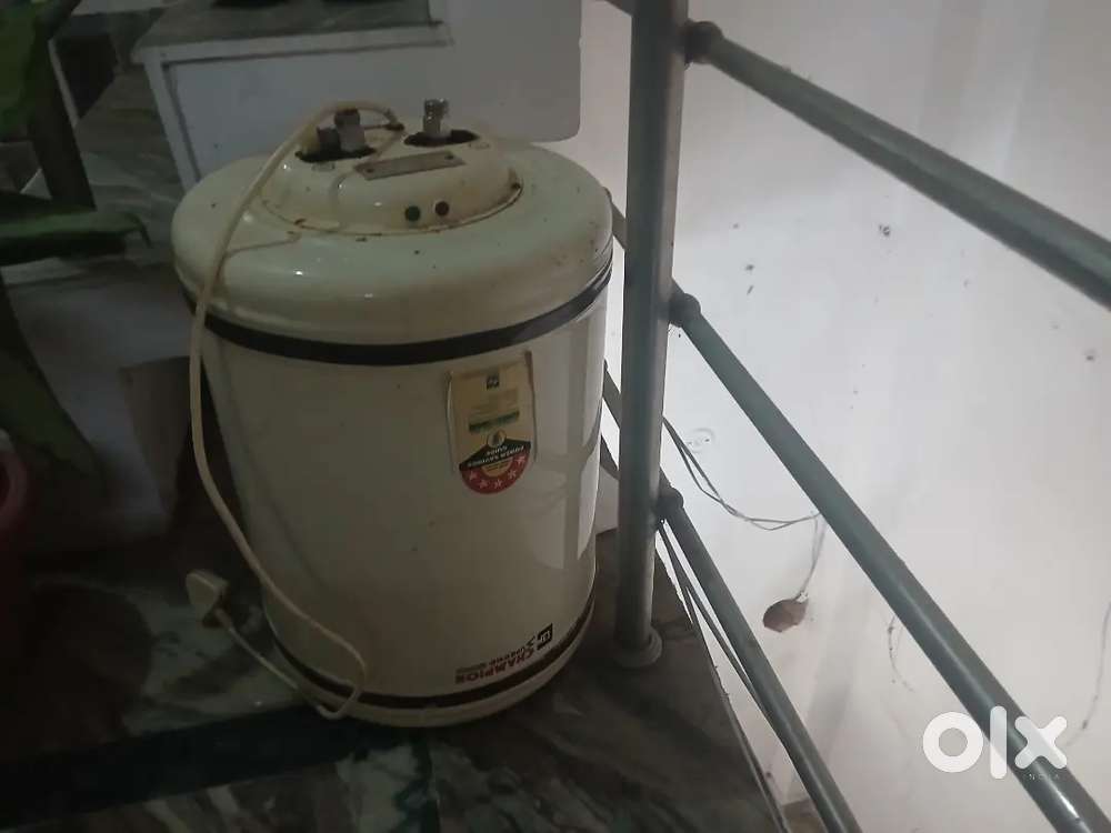 Geezar hai 25 liter ka brand hai champion