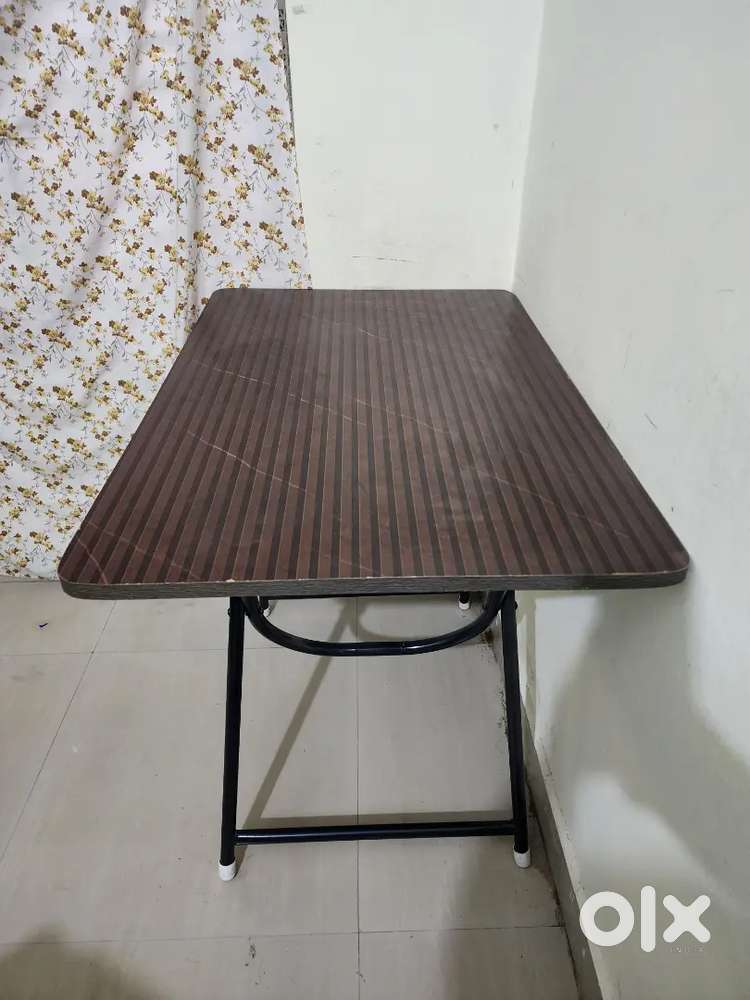 Foldable table
