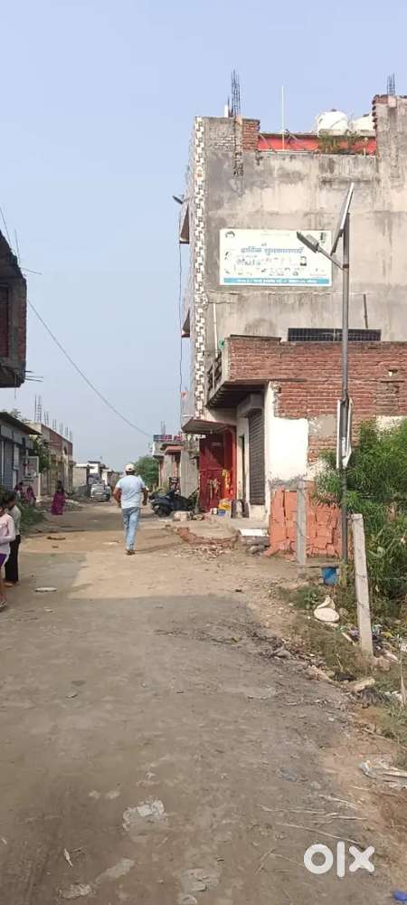 Noida me plot Metro ke pas