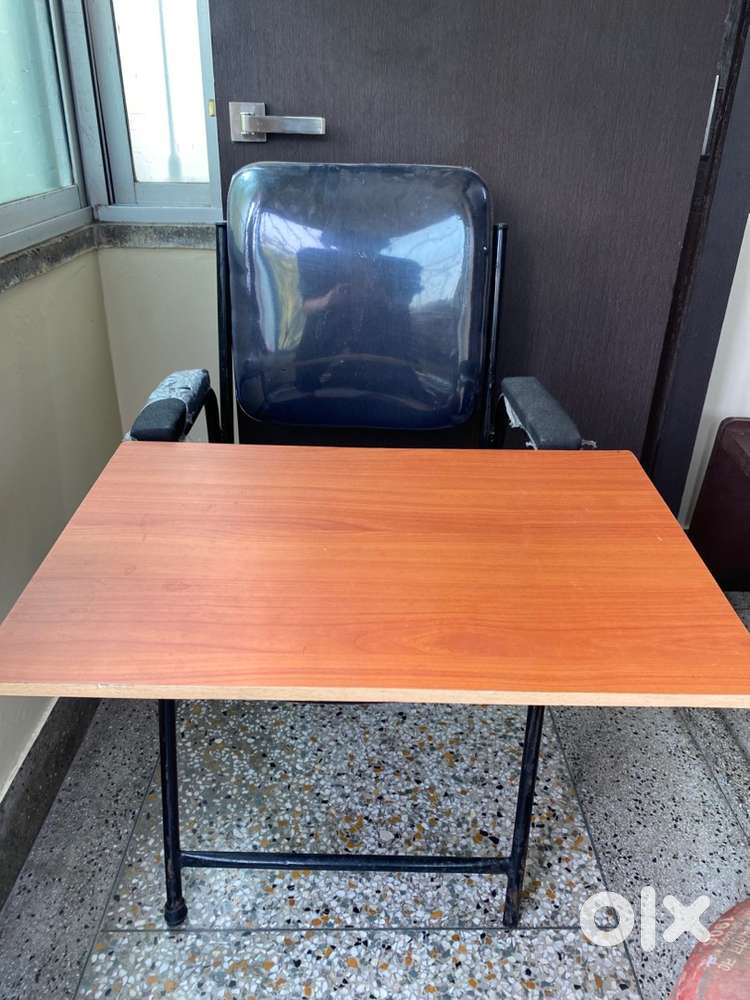 Chair with writing pad