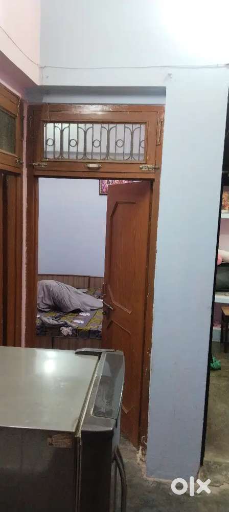 1 room for single girl