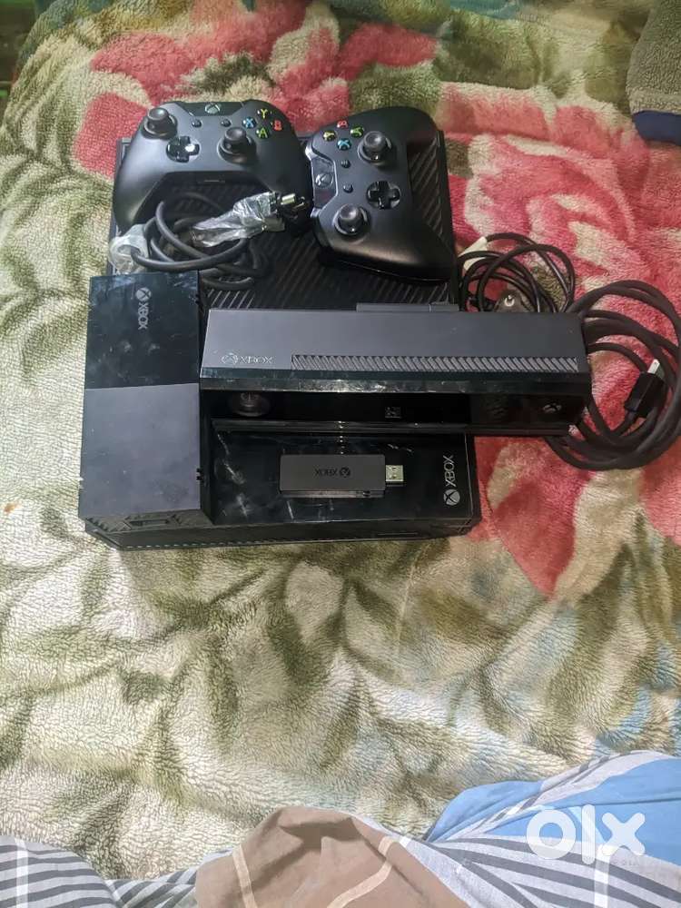 Xbox one like new full accessories available