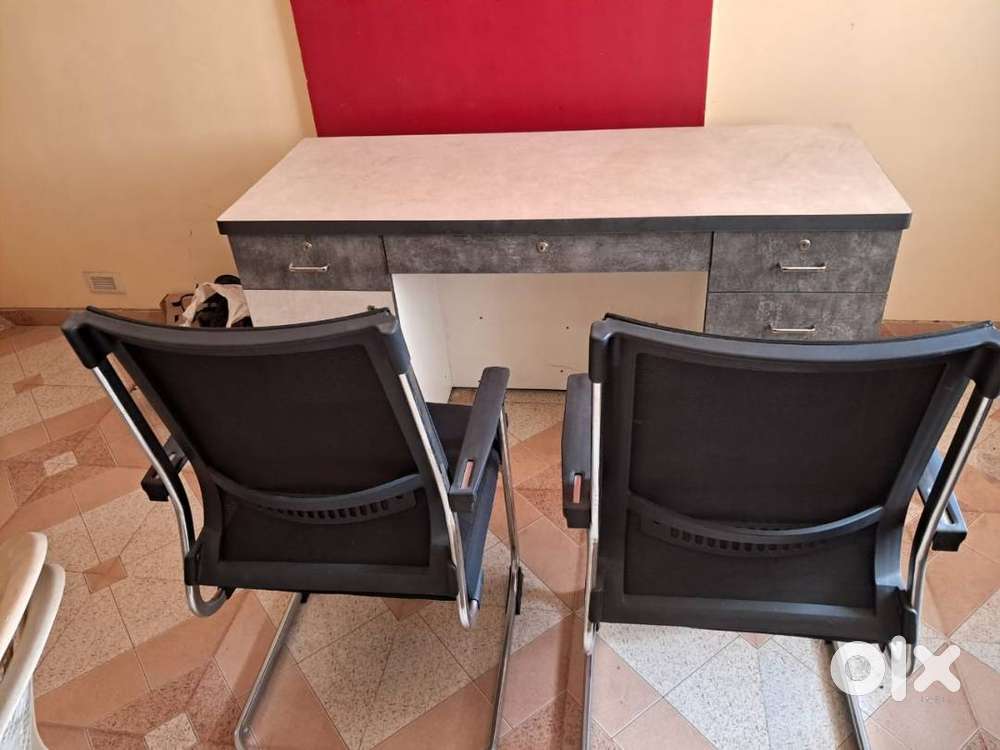 Doctor Clinic Set of Table & Chair