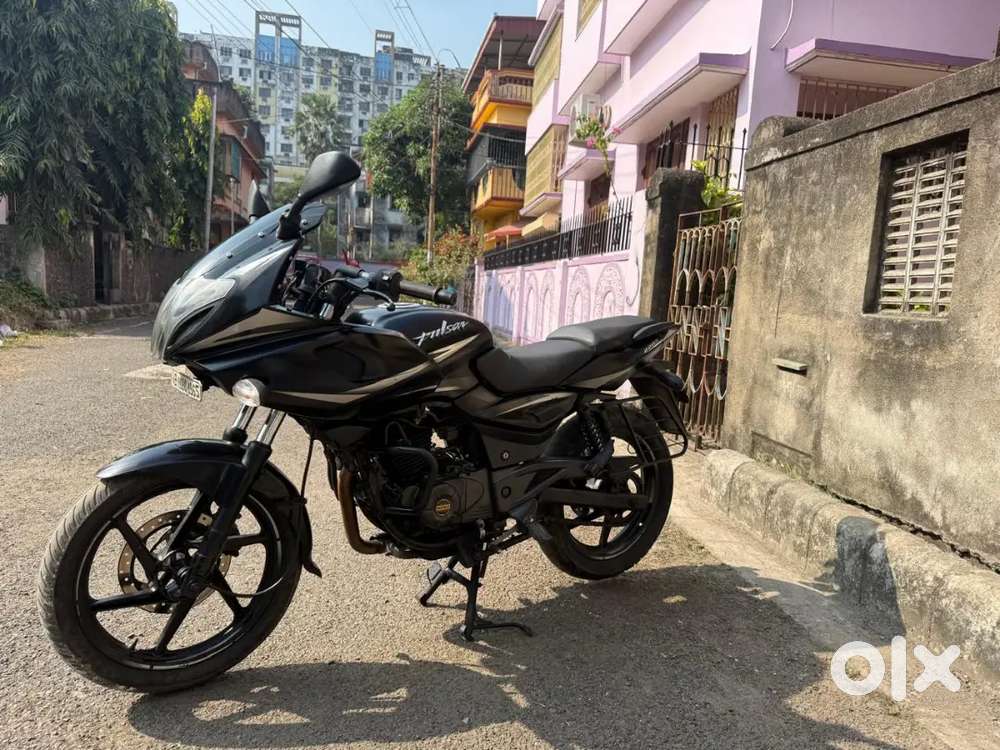 Mint condition Bajaj pulsar 220 with dual disc model 2019