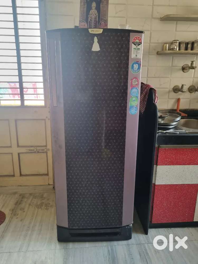Old 240 liter fridge in good working condition