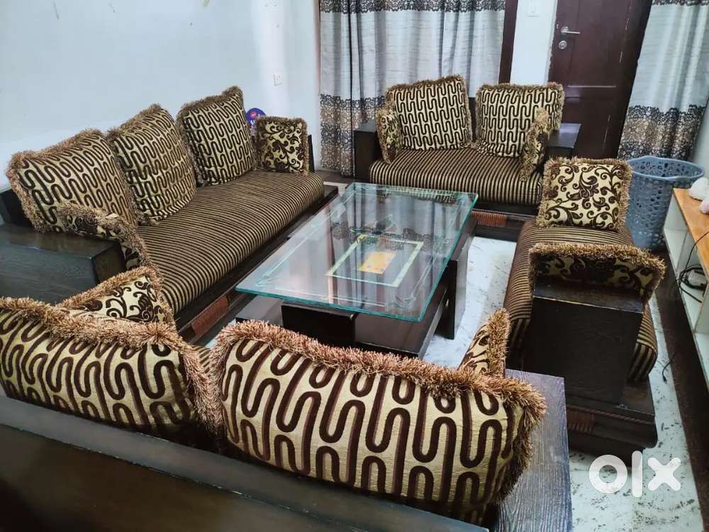 Sofa set 9 seater with glass centre table