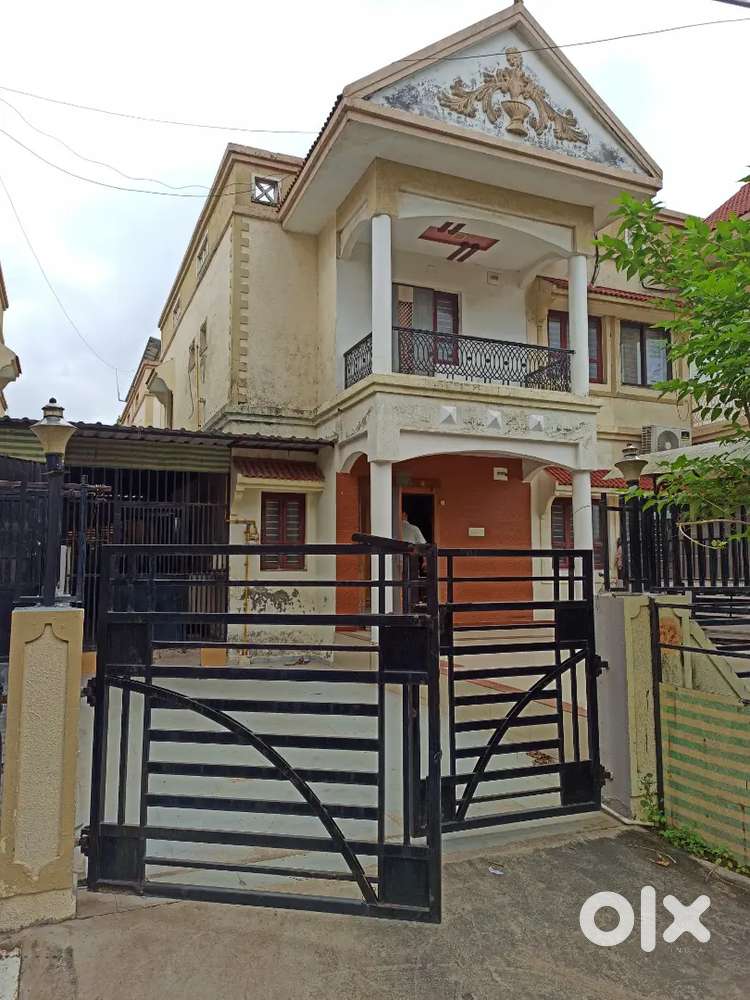 Road facing bunglow/villa on rent