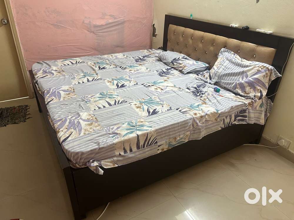 1 Bed of size 6*6 with Matress