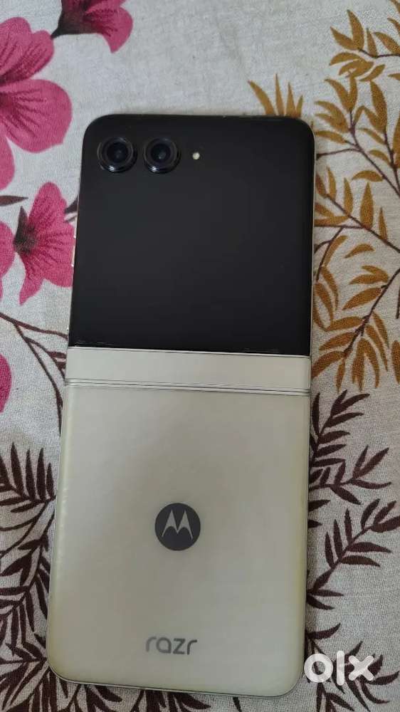 Moto razr 60 (8/256)flip phone less than 1 month used(18 august 2025)