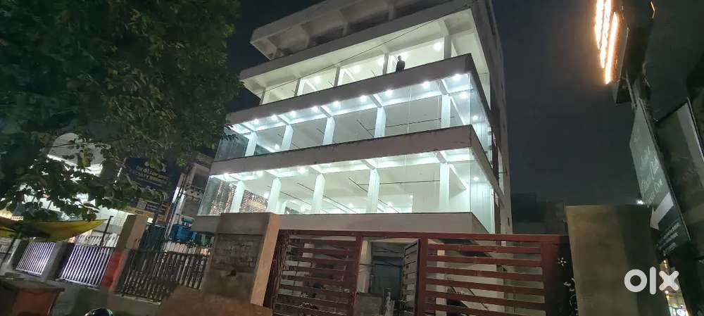 7500 feet showroom for rent in katra prayagraj rent 4.2 lakh negotiabl