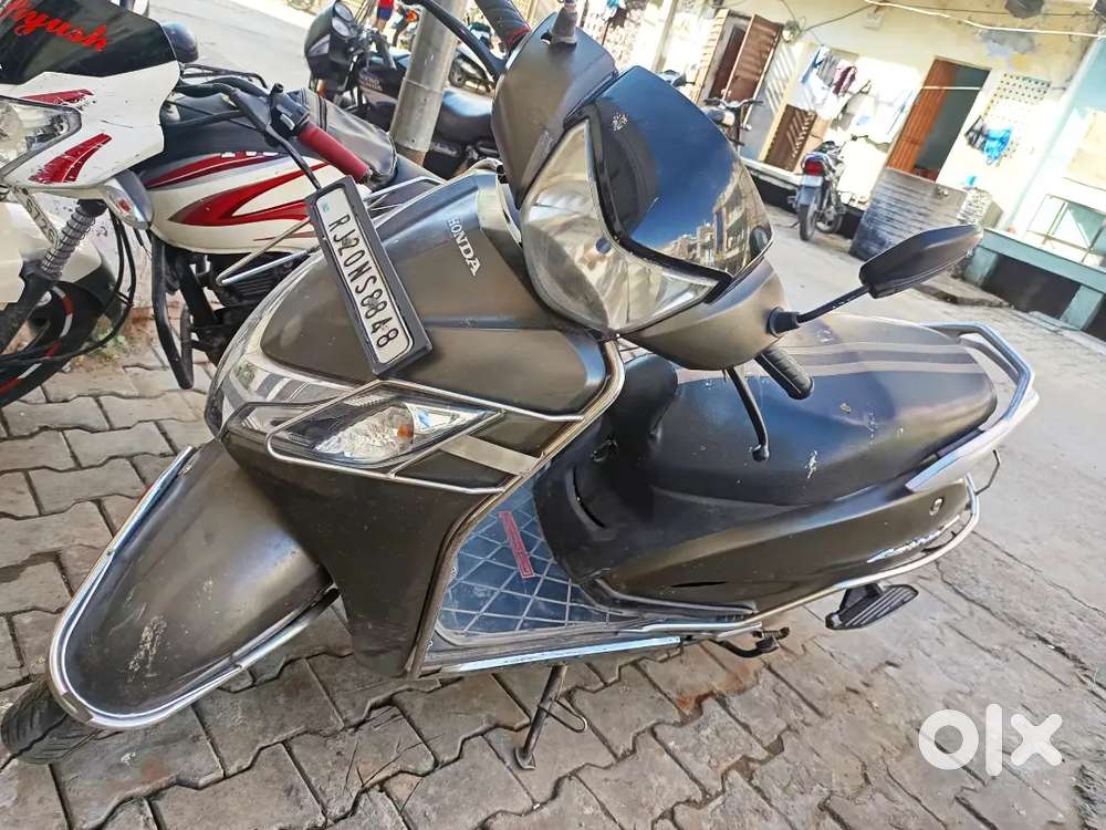 One hand activa  like new condition