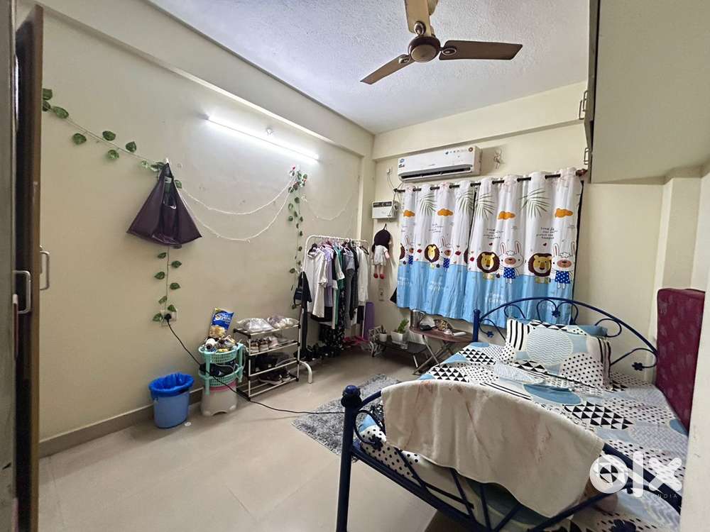 1 bedroom with bathroom available in furnished 3bhk flat