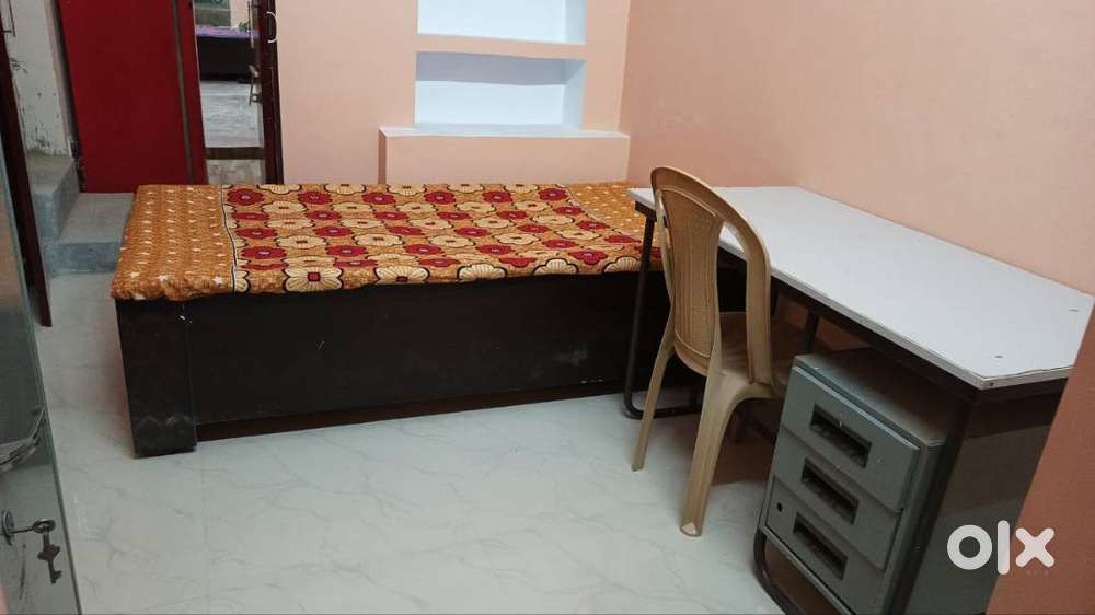 Girls P.G in prime location with all basic necessaties