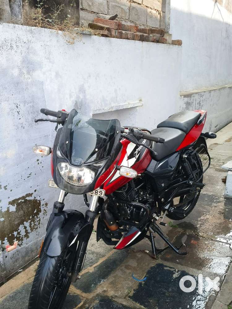 Bajaj150red and white