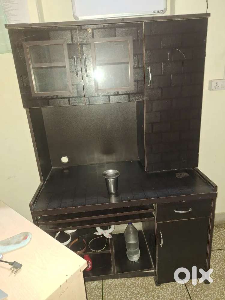 Study/computer hutch table in good condition for sale