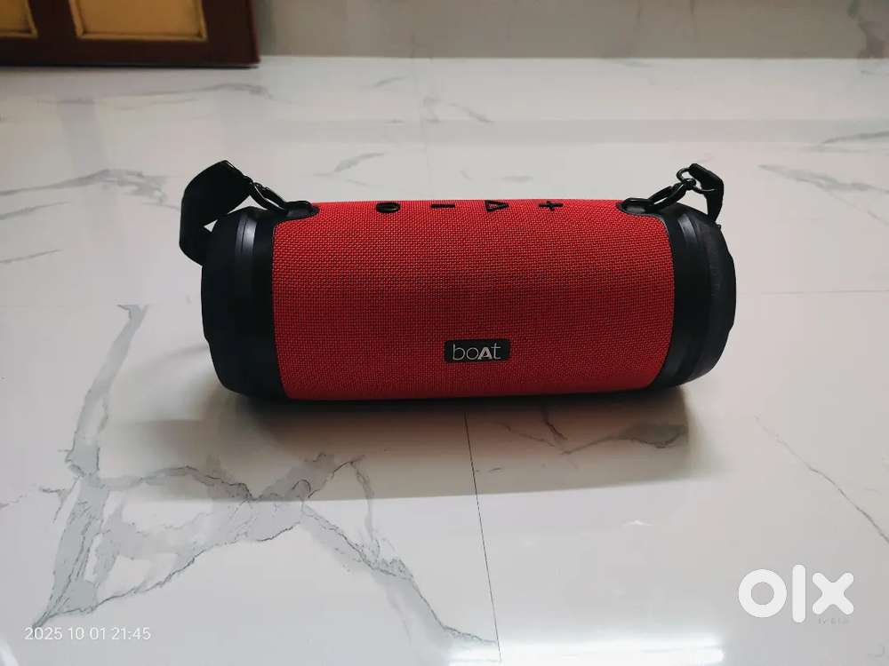 BOAT STONE 1500 , PARTY SPEAKER with bill n box, just 2yrs old , .