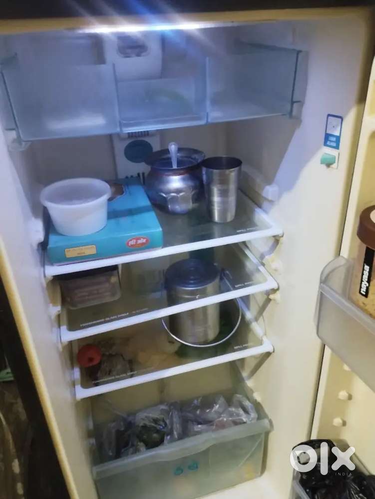 The double door frizer neat and clean  good clloing