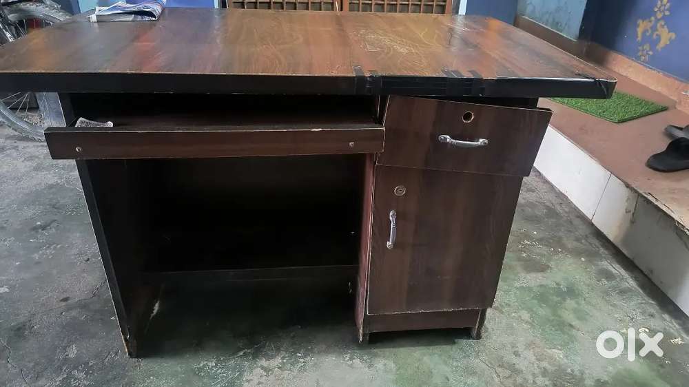 Computer table