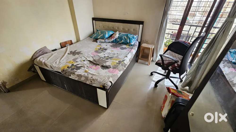 Title: Furniture Bundle: Queen Bed + Dressing Table + Gas Stove