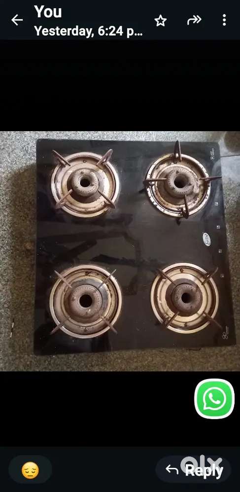 Gas stove with four burners