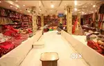 सूट और साड़ी शोरूम में काम करने के लिए लड़के और लड़कियों की आवशयकता है