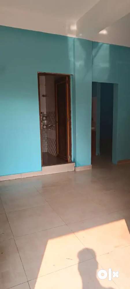 2bhk for both family and bachelor ( brokerage apply)