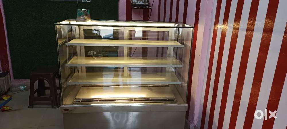 Cake display counter