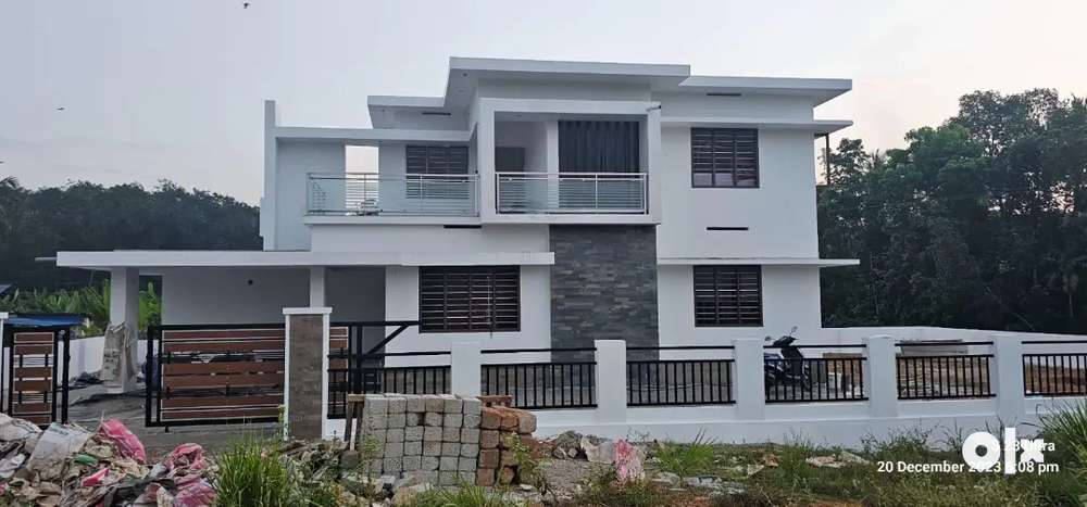 9.5 CENT 2200 SQFT 4 BHK ATTACHED NEW HOUSE NEAR VALAKOM