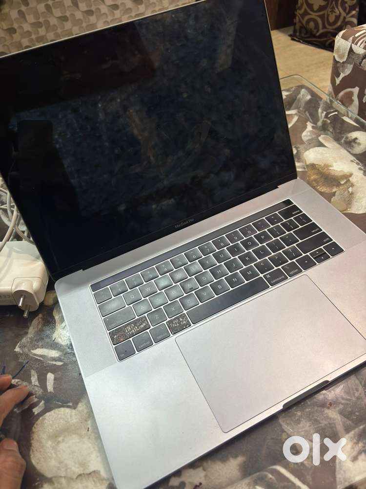 macbook pro 16 inch 16GB/256GB i7
