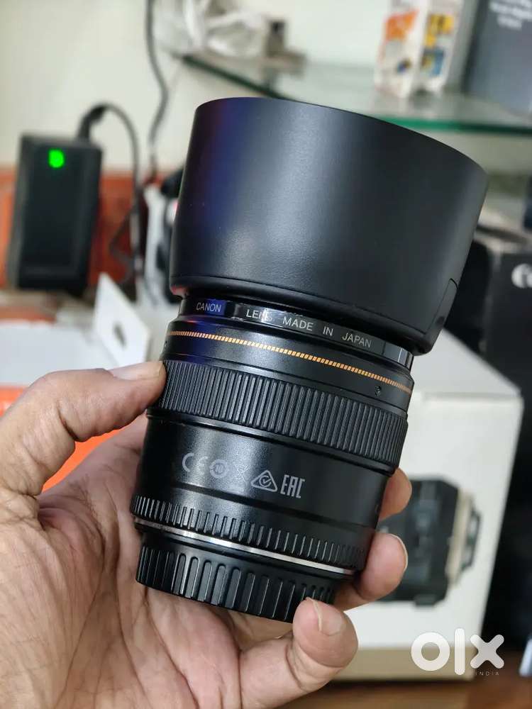 Canon EF 85mm f1.8 with lenshood