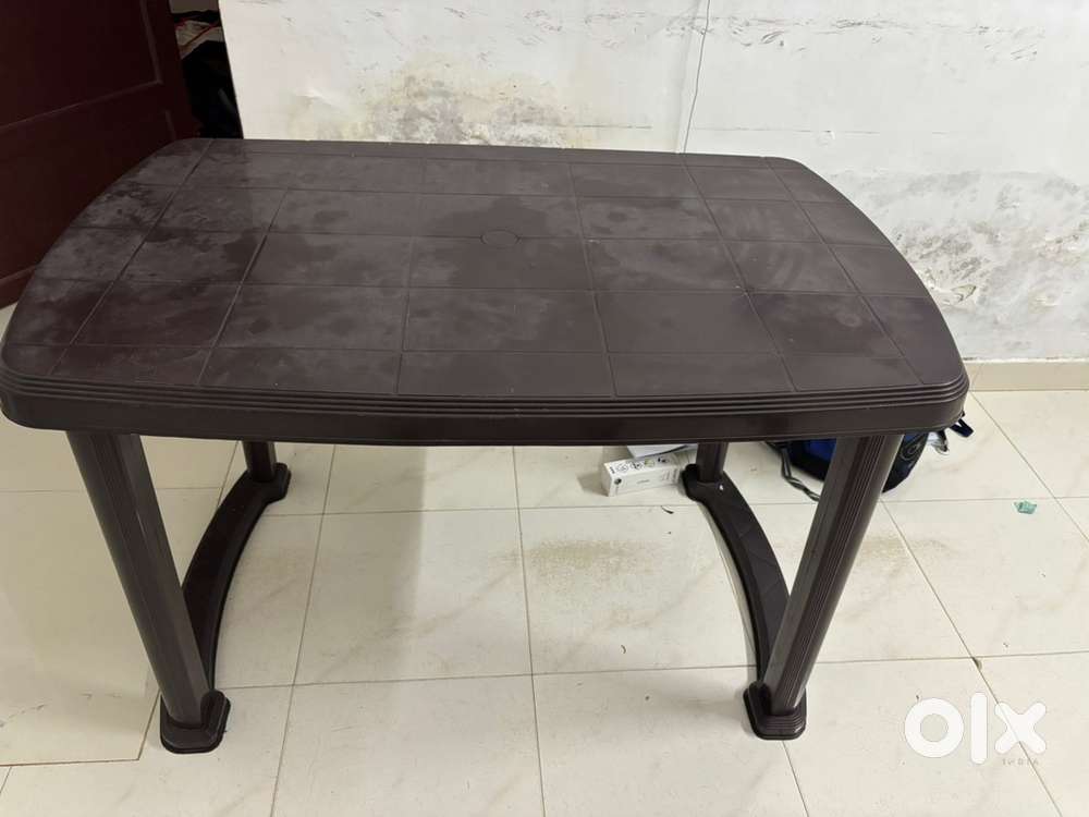 Plastic Dining Table (weather brown)