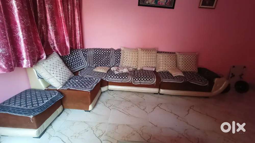 Sofa set 7 seater with centre table and two side seats