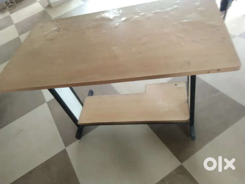 Computer table