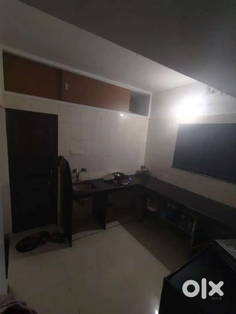 2 girls are there find a room matte