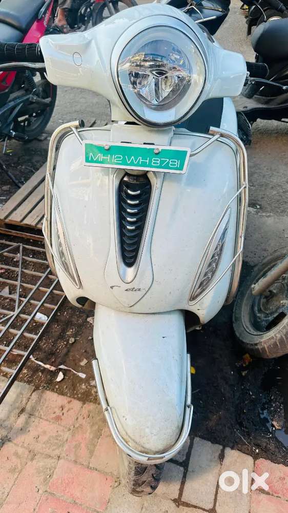 2024 Chetak button start in 14 months  warranty top condition new tyre