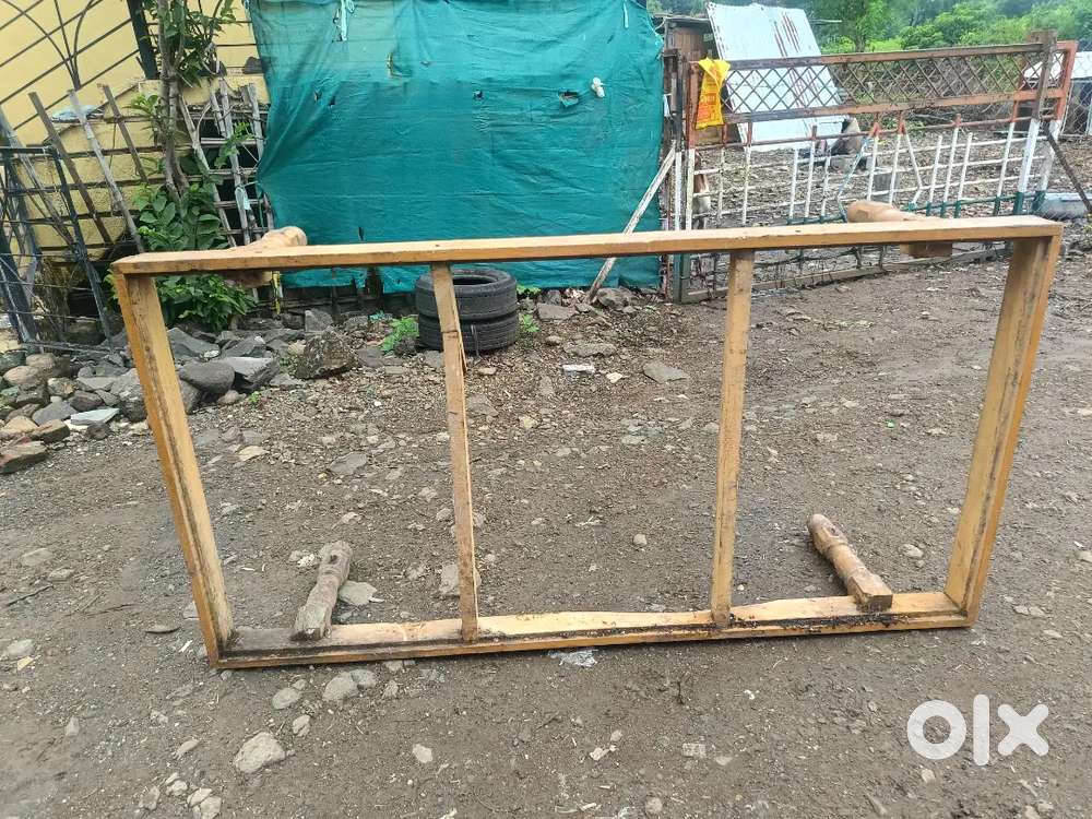 लकड़ीचा पलंग