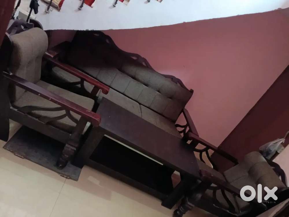 5 seater sofa set with table (3+1+1) in new condition