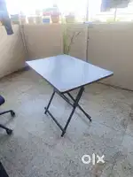 Table with foldable leg
