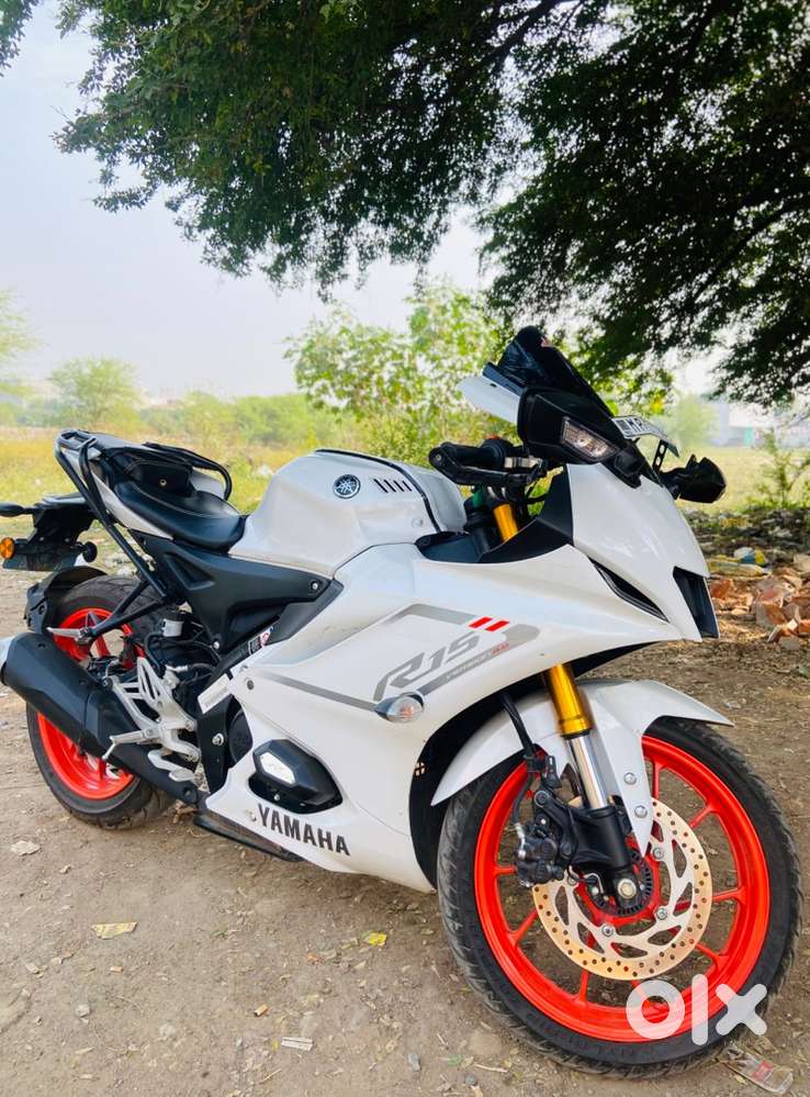 Yamaha R15 V4 White colour top model
