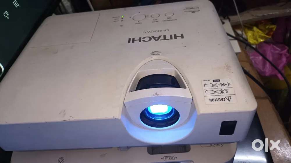 Projector HITACHI CP X 3042 WN . GOOD CONDITION